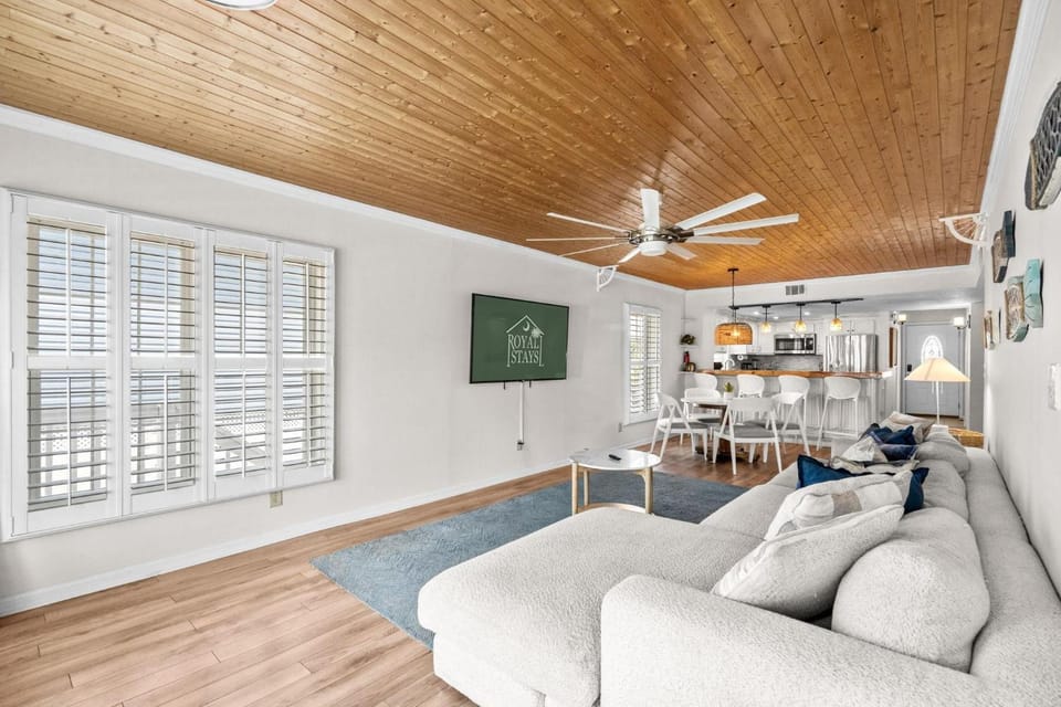 Grove Cove | Beach 2 Min | Dog-Friendly | Hot Tub House in North Myrtle Beach