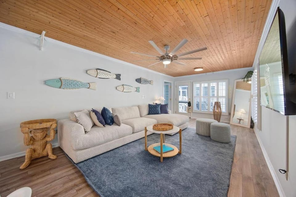 Grove Cove - 1'5 Blocks from Beach- Dog Friendly House in North Myrtle Beach
