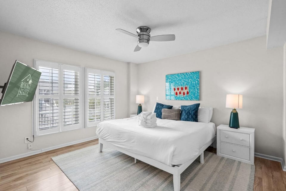 Grove Cove | Beach 2 Min | Dog-Friendly | Hot Tub House in North Myrtle Beach