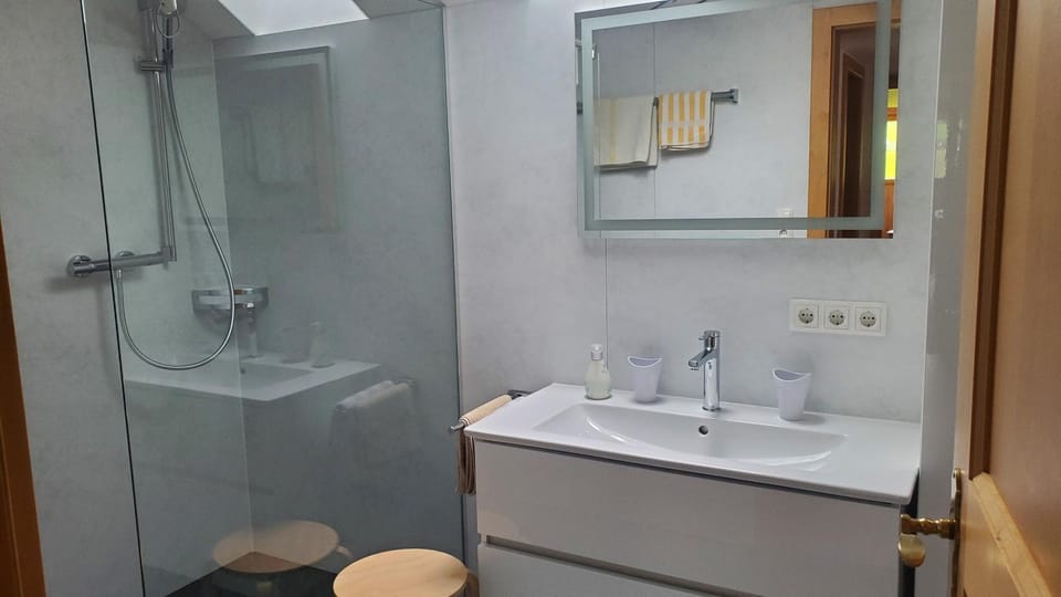 Shower, Bathroom, towels