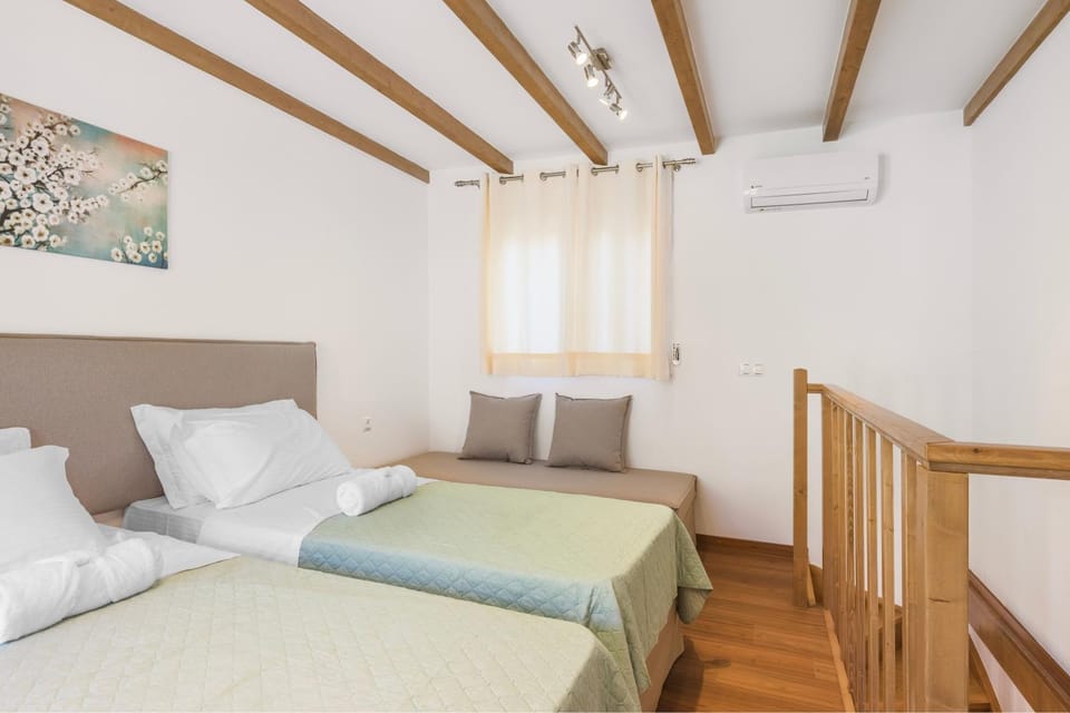 Bed, Bedroom, towels, air conditioner