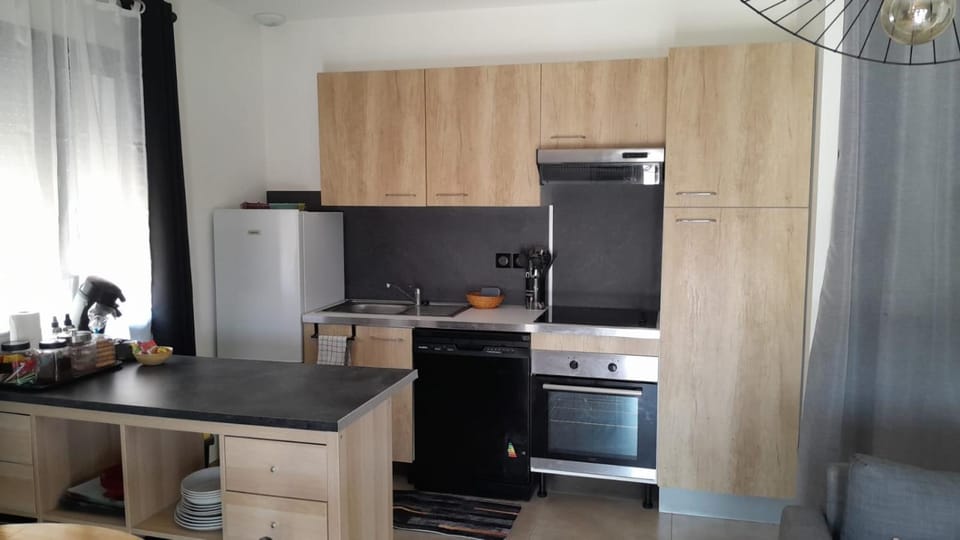 Coffee/tea facilities, Kitchen or kitchenette, dishwasher, oven, stove, toaster
