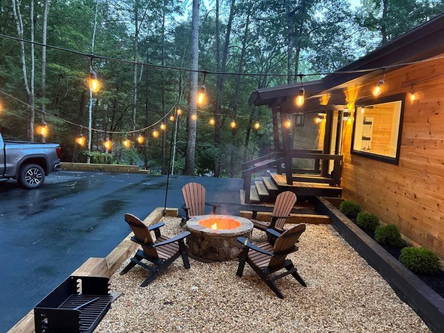 Modern Mountain Getaway with Hot Tub, Fire Pit Chalet in White County