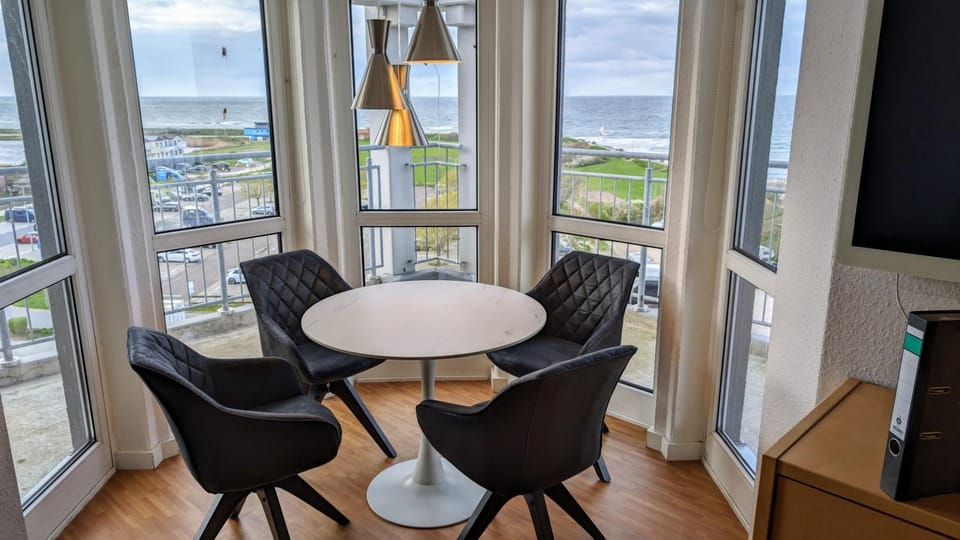 Natural landscape, View (from property/room), Balcony/Terrace, Seating area, Dining area, Sea view