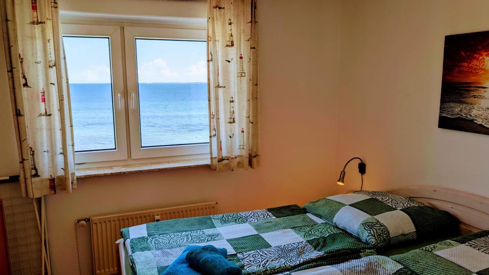 Photo of the whole room, Bedroom, Sea view