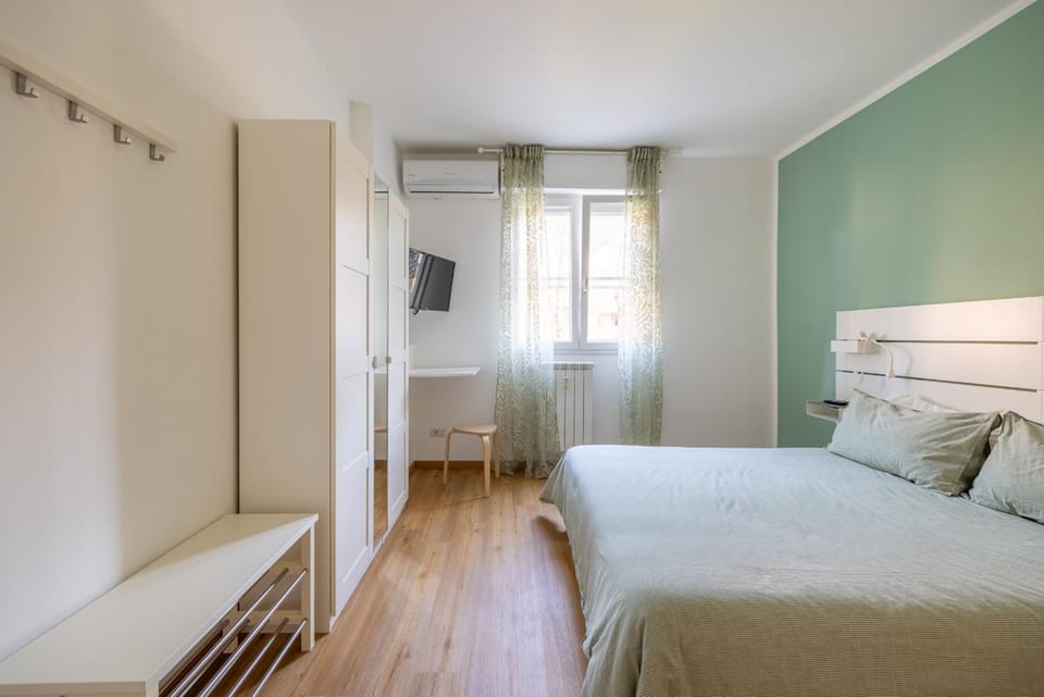 TV and multimedia, Bedroom, heating, towels, wardrobe, air conditioner