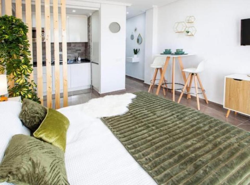 Communal lounge/ TV room, TV and multimedia, Living room, Seating area, Bedroom