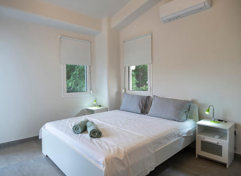 Bed, Photo of the whole room, Bedroom, towels, air conditioner