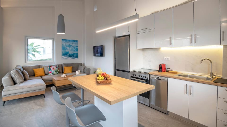 Kitchen or kitchenette, Living room, Seating area, Dining area, stove