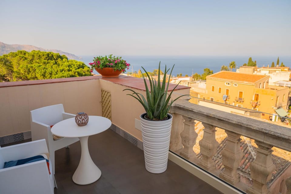 Natural landscape, Balcony/Terrace, Sea view
