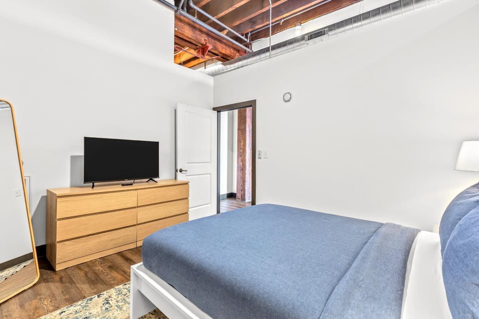 Bed, TV and multimedia, Evening entertainment, Bedroom