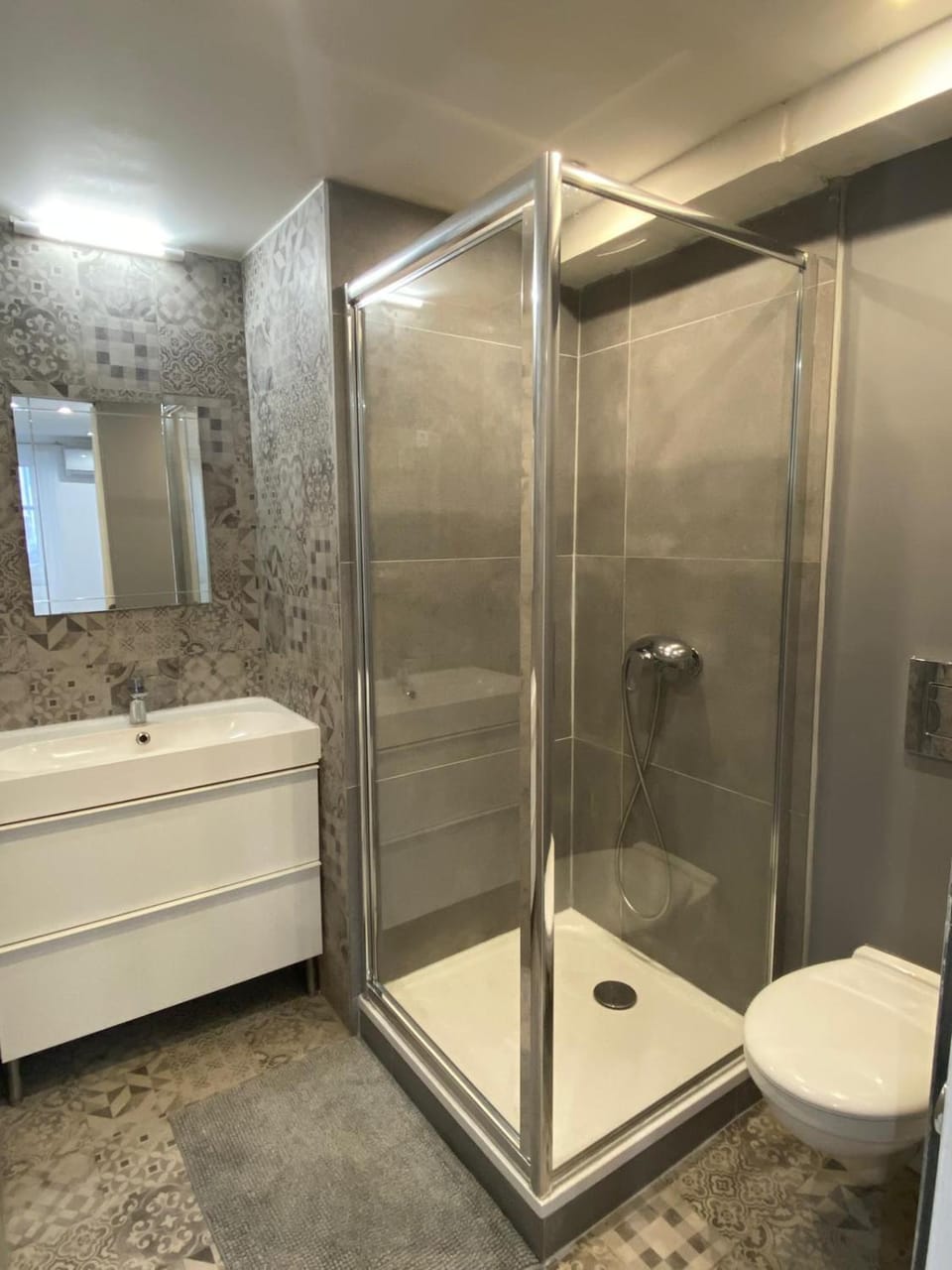 Shower, Toilet