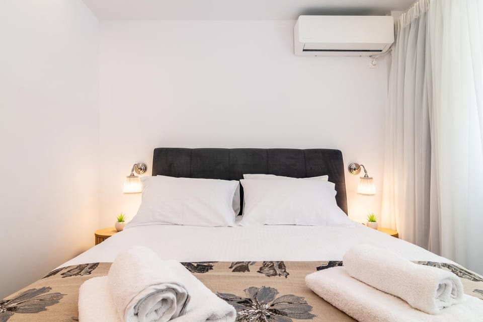 Bed, Photo of the whole room, Bedroom, towels, air conditioner