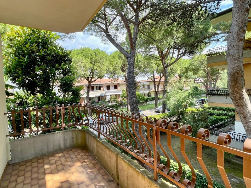 Property building, Spring, Day, Natural landscape, Garden, View (from property/room), Balcony/Terrace, Garden view