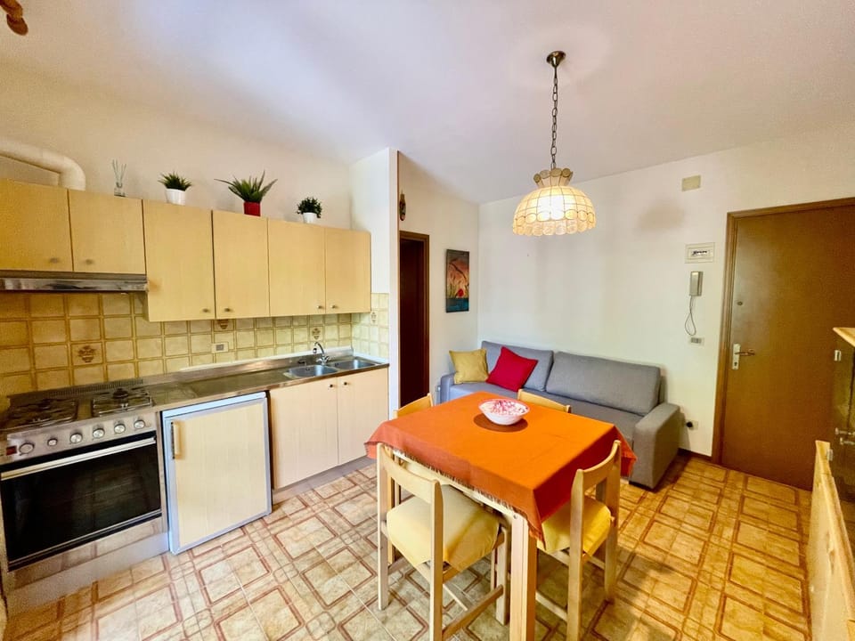 Kitchen or kitchenette, Seating area, Dining area, oven, stove