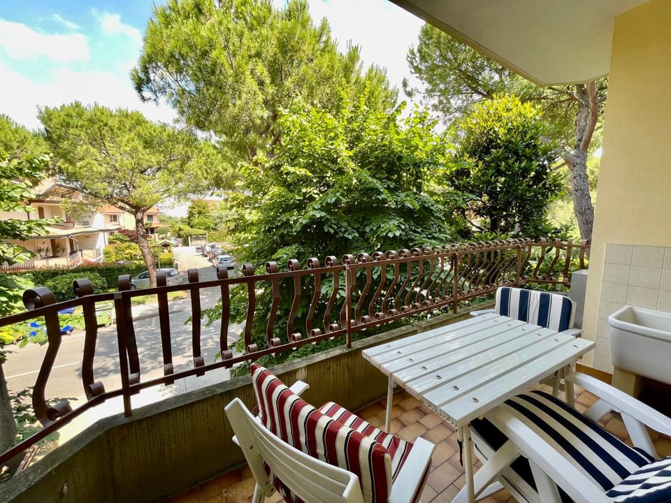 Spring, Day, Garden, View (from property/room), Balcony/Terrace, Living room, Seating area, Dining area, Garden view