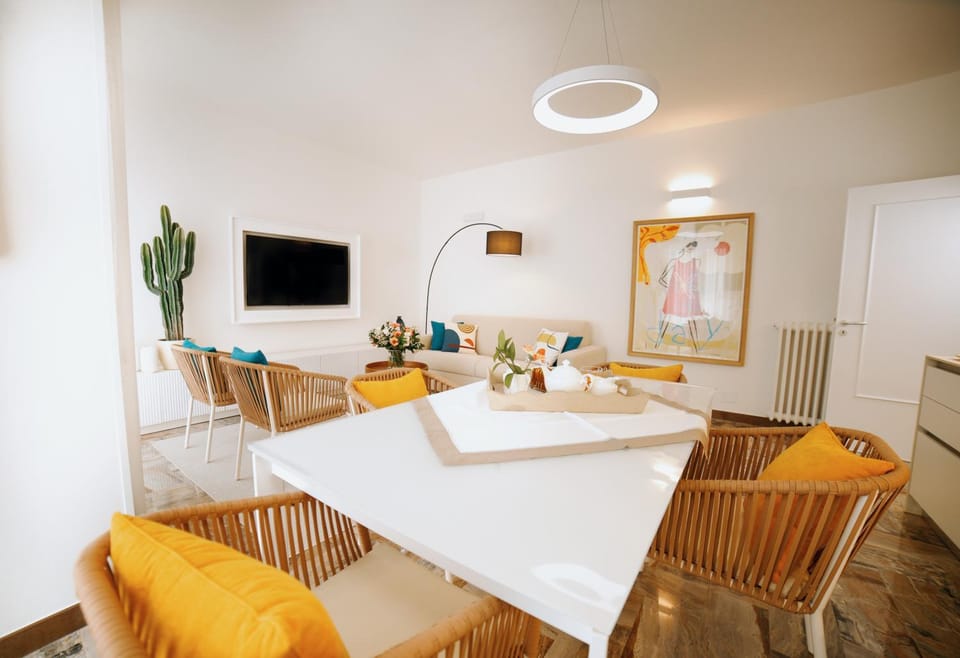 Communal lounge/ TV room, TV and multimedia, Living room, Seating area, Dining area