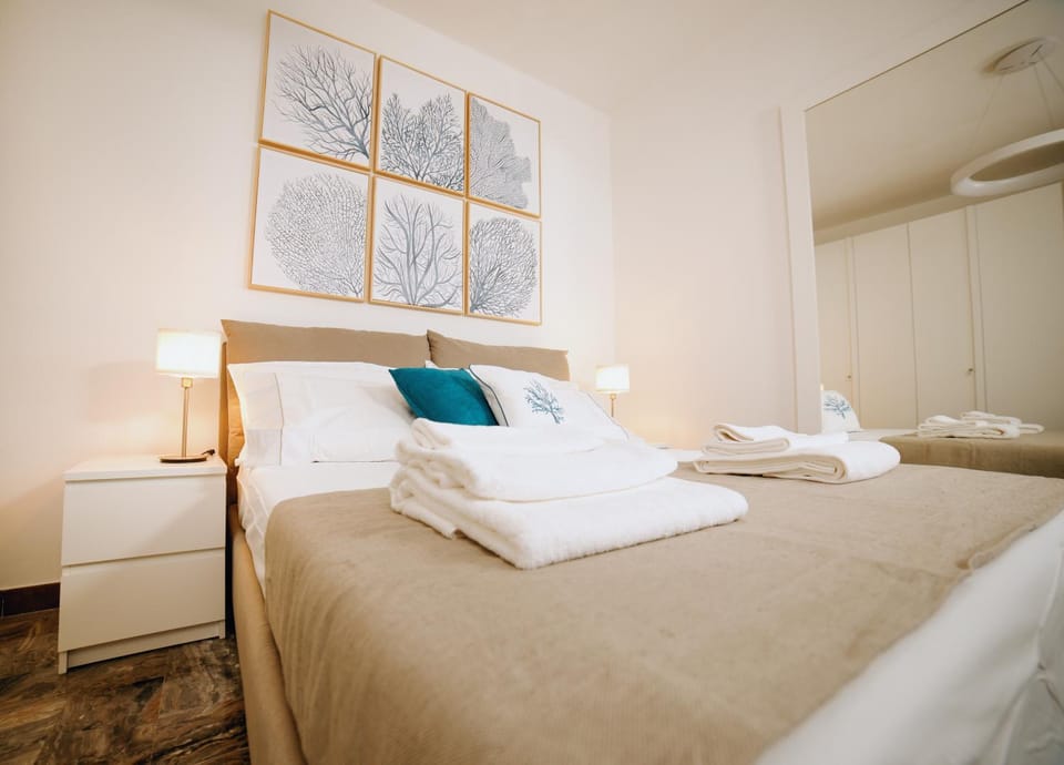 Bed, Photo of the whole room, Bedroom, towels, air conditioner