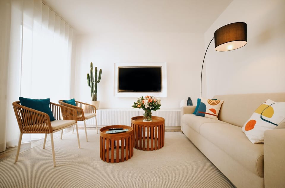 Communal lounge/ TV room, TV and multimedia, Living room, Seating area, Evening entertainment