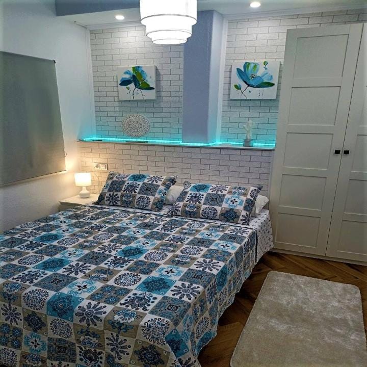Bedroom, Text overlay
