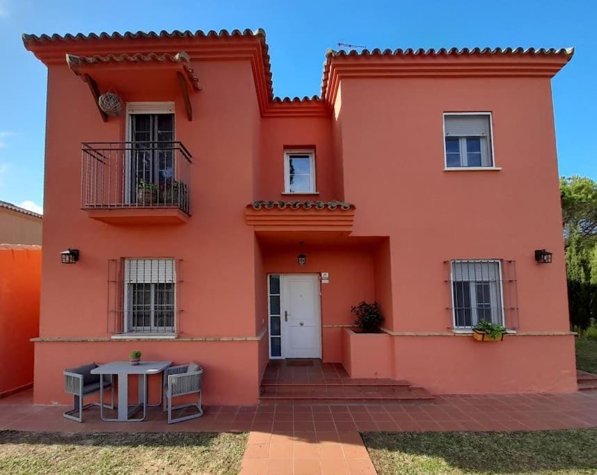 Chalet con piscina y vistas a campo de golf House in Costa de la Luz
