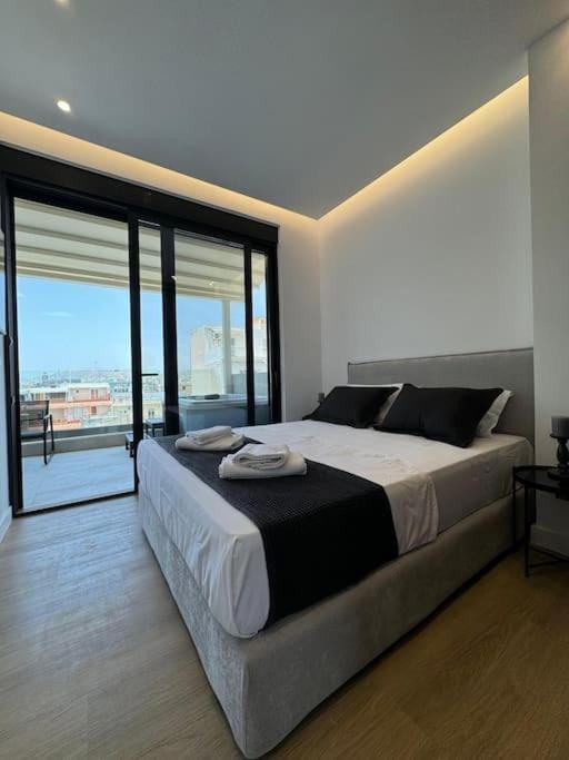 BlueMotion - CruiseNest 6Β Free Airport Transportation Apartment in Pireas