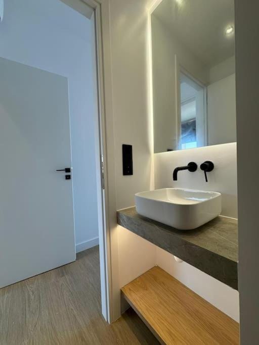 BlueMotion - CruiseNest 6Β Free Airport Transportation Apartment in Pireas