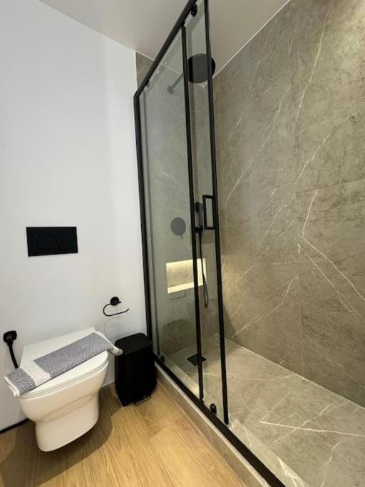 BlueMotion - CruiseNest 6Β Free Airport Transportation Apartment in Pireas