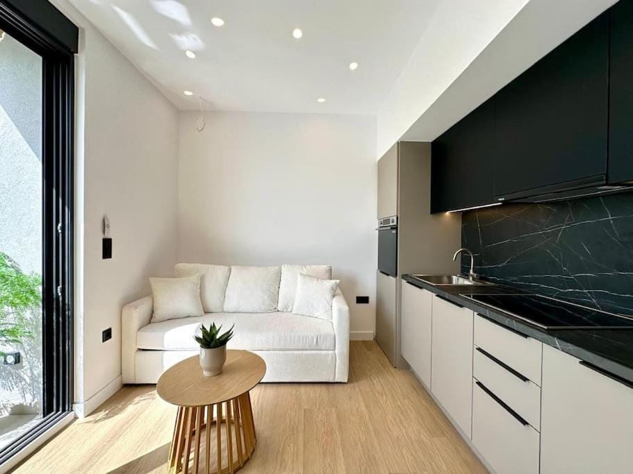 BlueMotion - CruiseNest 6Α Free Airport Transportation Apartment in Pireas