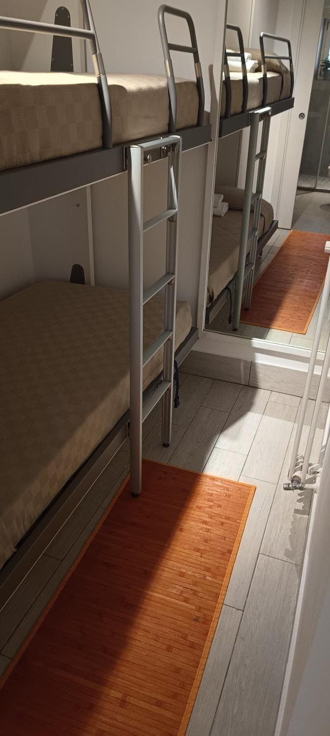 Bedroom, bunk bed