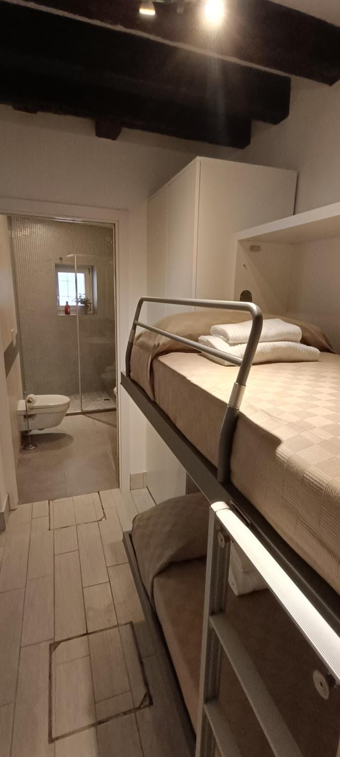 Bedroom, bunk bed