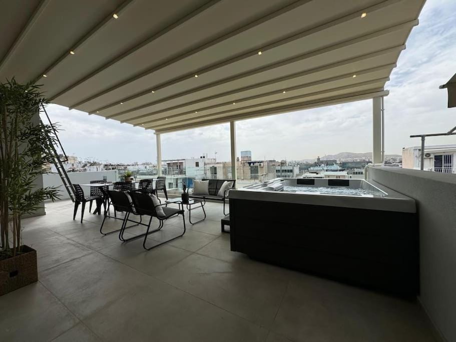 BlueMotion - CruiseNest PortView Free Airport Transportation Apartment in Pireas