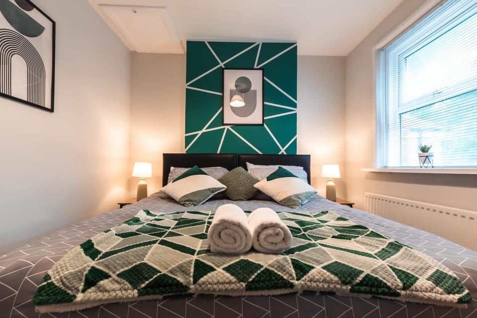 Bed, Photo of the whole room, Bedroom, towels