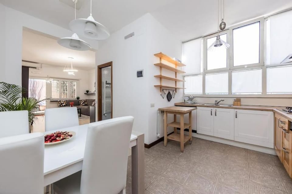 Kitchen or kitchenette, Dining area, stove
