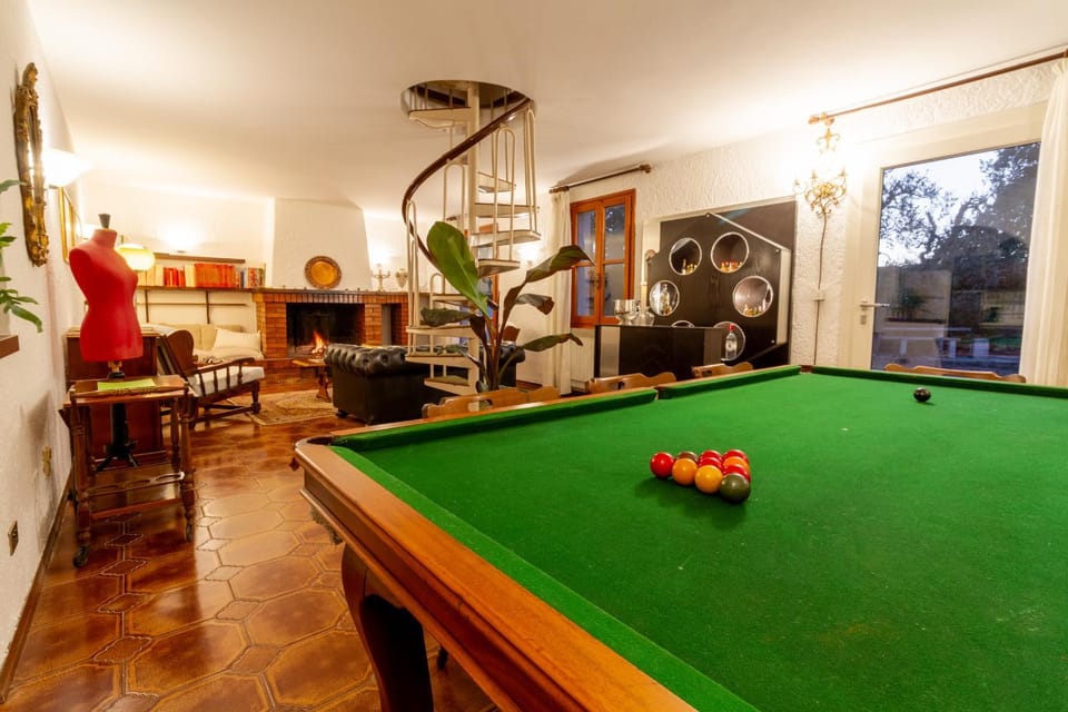 Billiard, Game Room