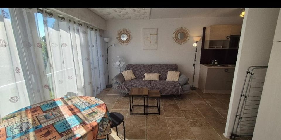 Studio cabine moderne design avec vu sur jardin , piscine Cabin in La Grande-Motte