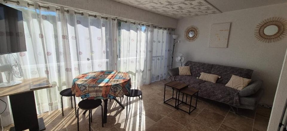 Studio cabine moderne design avec vu sur jardin , piscine Cabin in La Grande-Motte