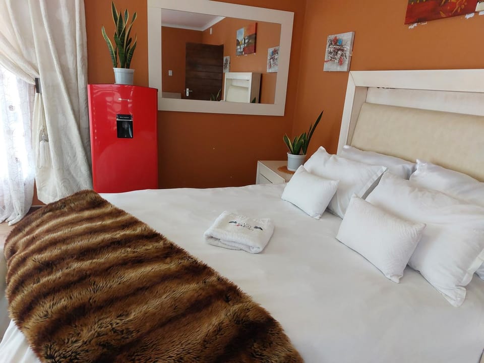 Bed, Kitchen or kitchenette, Photo of the whole room, Bedroom