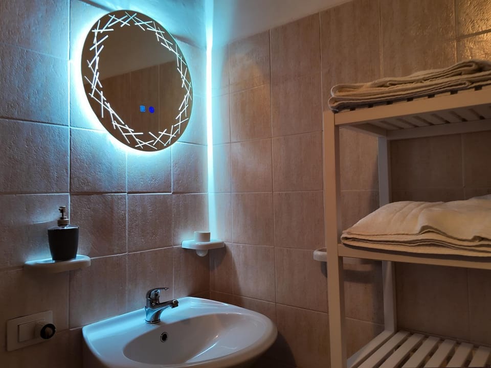 Bathroom, towels