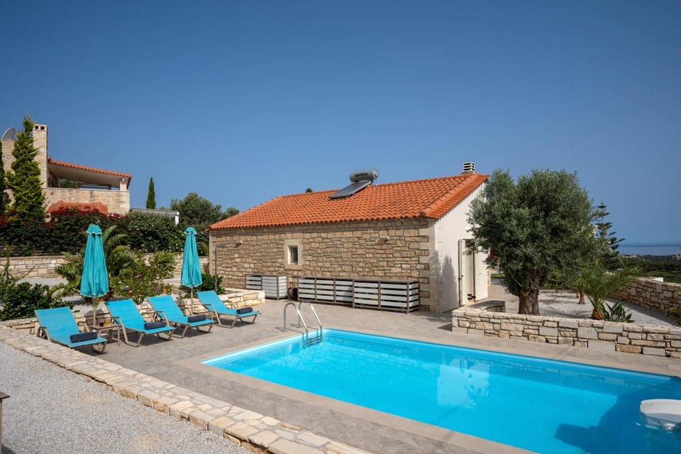 Property building, Neighbourhood, Swimming pool, sunbed