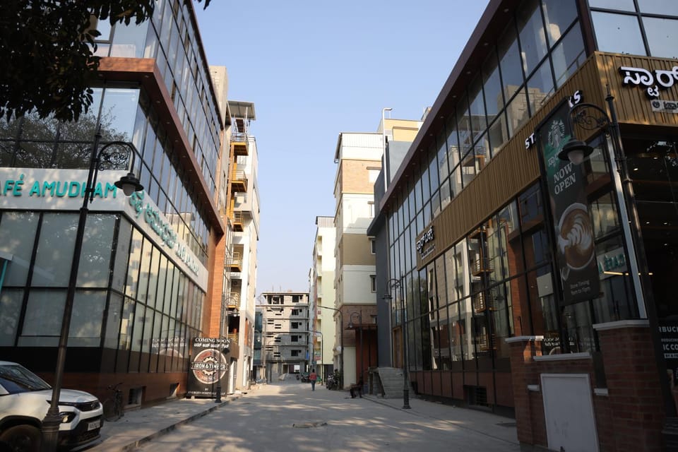 Property building, Neighbourhood, Street view, Location, Parking