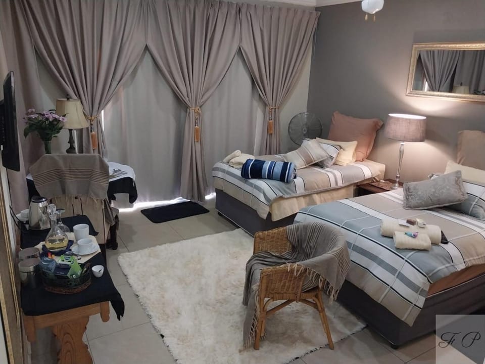 Bed, TV and multimedia, Photo of the whole room, Seating area, Bedroom, Garden view, Pool view, towels, wardrobe