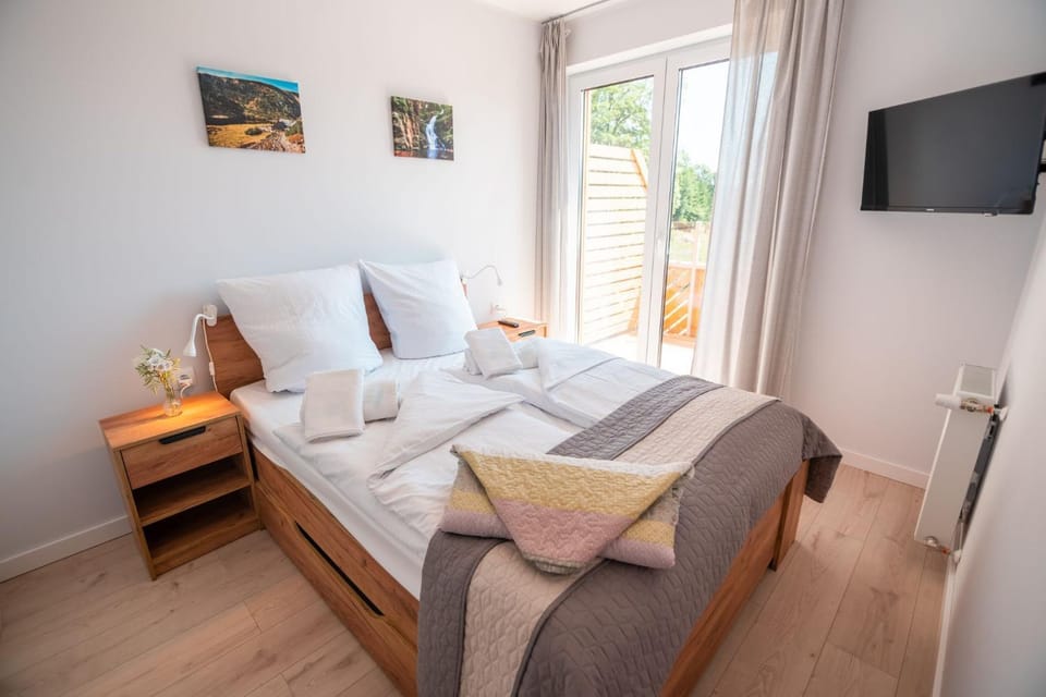 Bed, TV and multimedia, Photo of the whole room, Bedroom