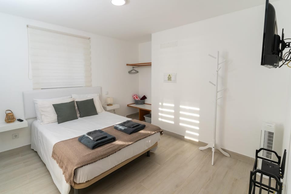 Bed, TV and multimedia, Photo of the whole room, Bedroom, internet, towels, wardrobe