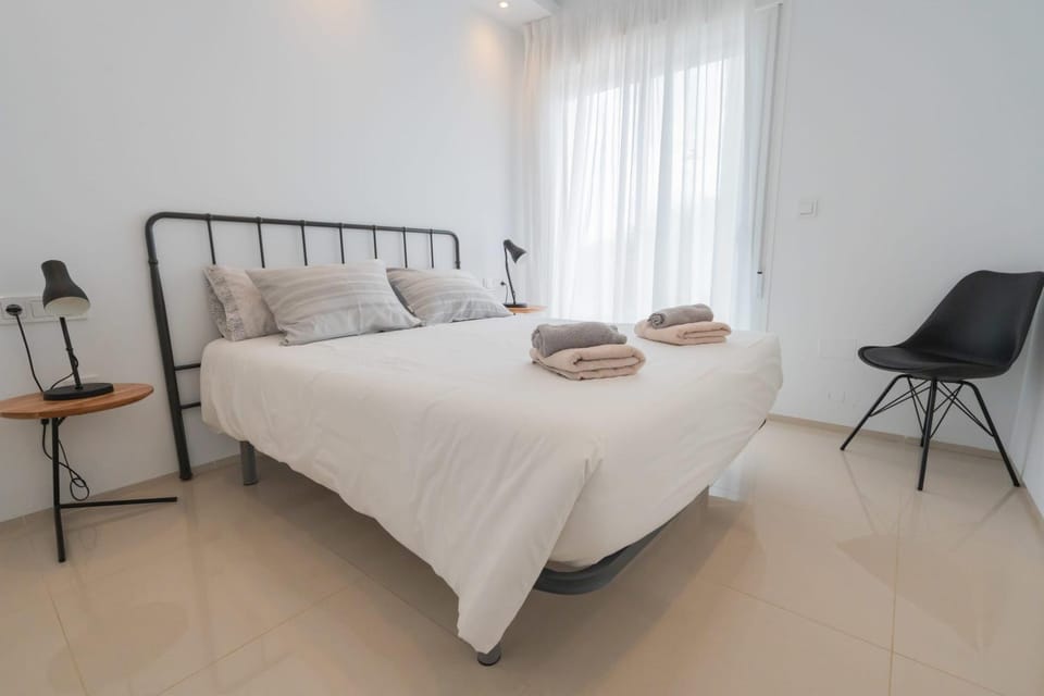 Bed, Bedroom, towels