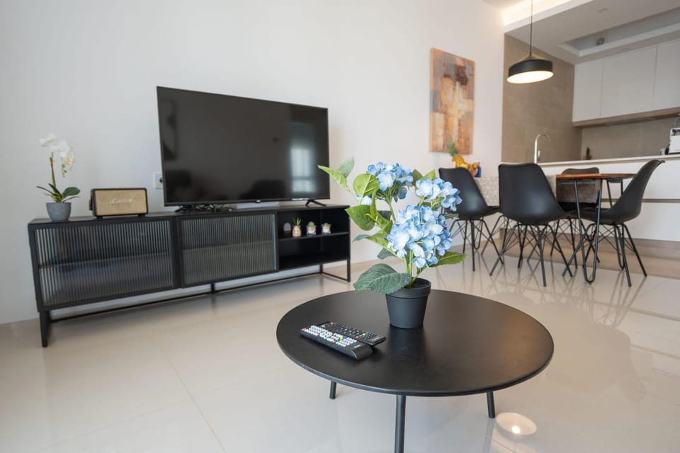 TV and multimedia, Living room, Seating area, Dining area, Evening entertainment