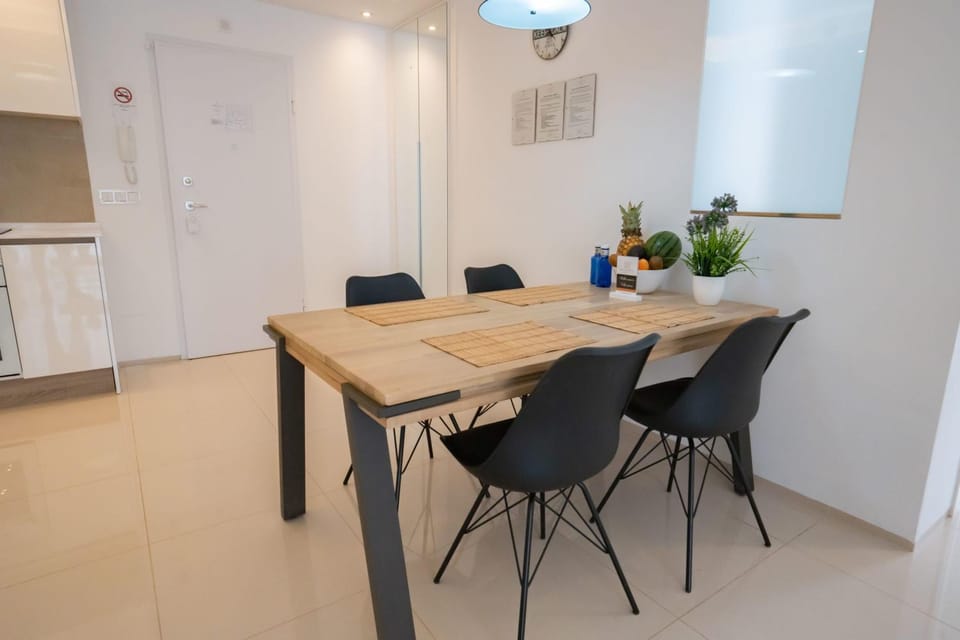 Kitchen or kitchenette, Seating area, Dining area