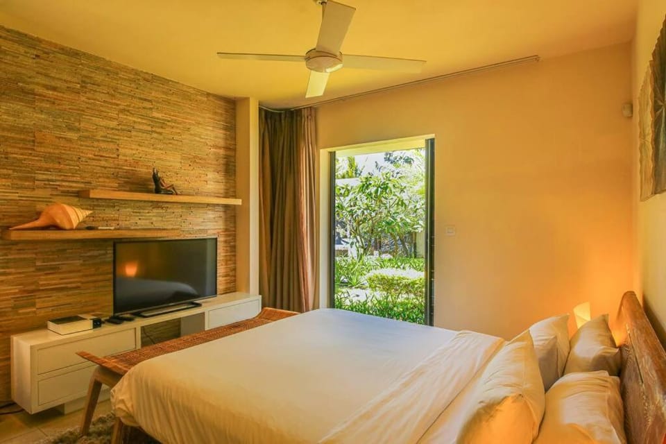 Bed, TV and multimedia, Photo of the whole room, Bedroom, Open Air Bath, air conditioner