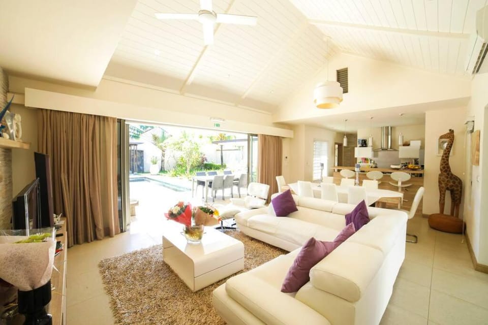 Communal lounge/ TV room, TV and multimedia, Living room, Seating area, Dining area, Evening entertainment