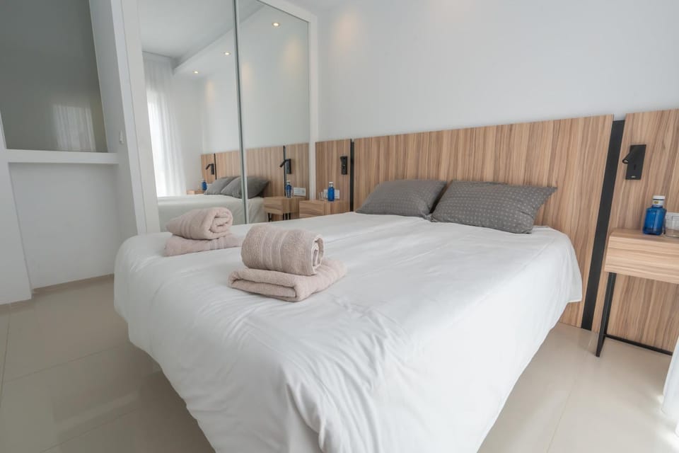 Bed, Bedroom, towels